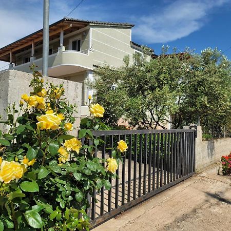 Spahiu Guesthouse クサミル エクステリア 写真